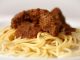 Kokkinisto: Uvařte si řecký guláš se šťavnatým masem, který se podává se špagetami
