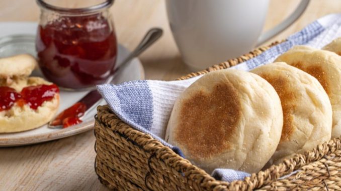Anglické muffiny můžete jíst s marmeládou i se slaninou. Připravte si oblíbenou snídani Britů doma i vy
