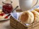 Anglické muffiny můžete jíst s marmeládou i se slaninou. Připravte si oblíbenou snídani Britů doma i vy