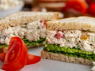 Kuřecí salát je skvělý do sendvičů. Zpracujete v něm zbytky pečeného masa z oběda