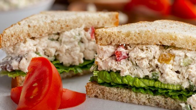 Kuřecí salát je skvělý do sendvičů. Zpracujete v něm zbytky pečeného masa z oběda