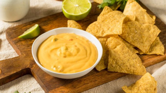 Domácí sýrová omáčka na nachos je snadná a snad ještě chutnější než ta z kina
