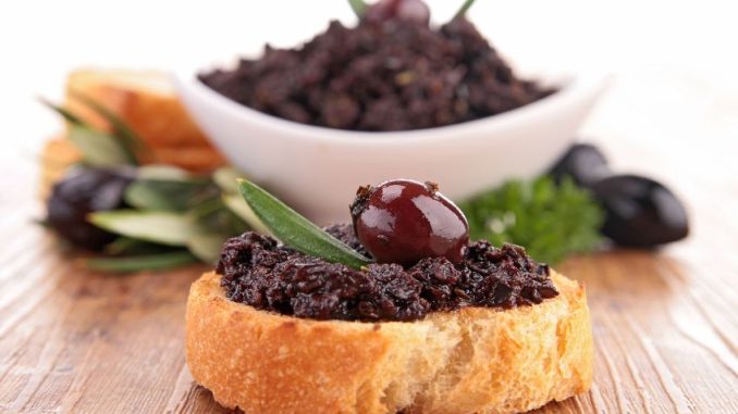Tapenáda z černých oliv potěší milovníky originálních chutí. Hotová je do 5 minut