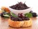 Tapenáda z černých oliv potěší milovníky originálních chutí. Hotová je do 5 minut