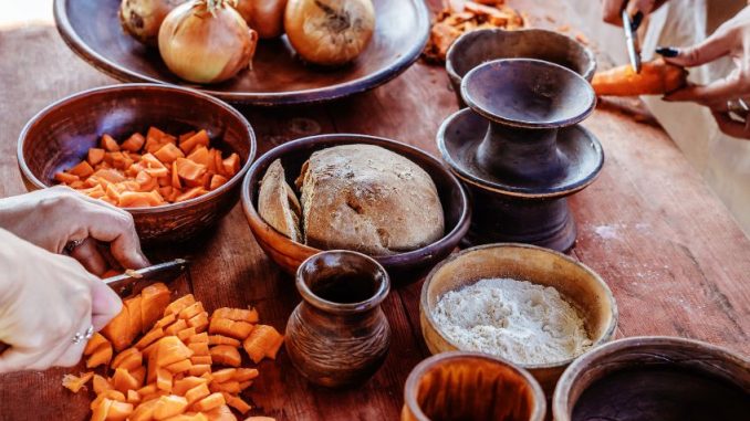 Jak se jedlo ve středověku: Chudí se živili kaší na mnoho způsobů, bohatí se rádi předváděli