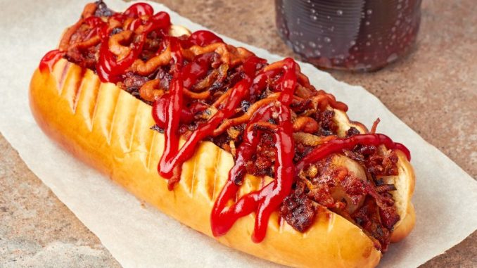 Překvapivé spojení limonády a kečupu. Pepsi vylepšila hot dogy „kolačupem“