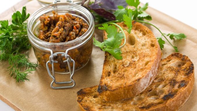 Houbové škvarky: Pochutnejte si na česnekové topince s dary lesa