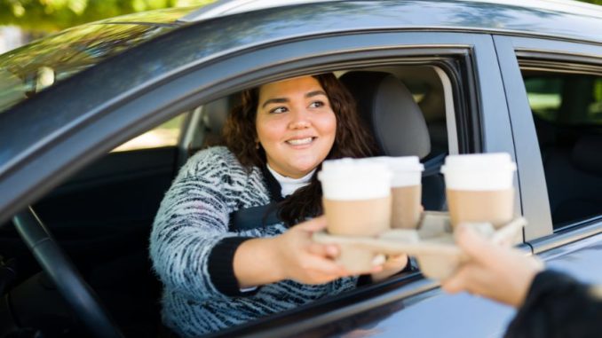 Historie drive-thru restaurací: O prvenství se vedou spory. McDonald's s vydáváním jídel do aut vyčkával