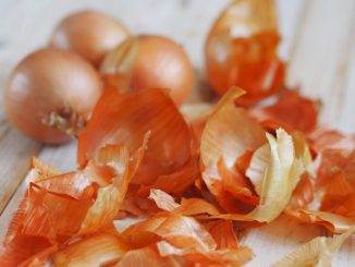 Cibulové a česnekové slupky využijete v kuchyni, na zahradě i v péči o tělo