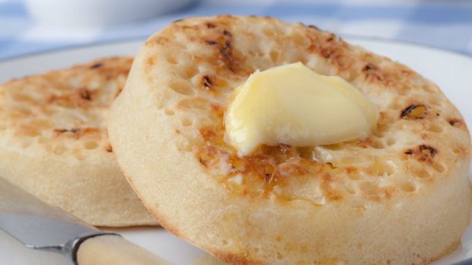 Crumpets: Udělejte si tradiční britské snídaňové lívance. Bude krásně nadýchané
