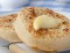 Crumpets: Udělejte si tradiční britské snídaňové lívance. Bude krásně nadýchané