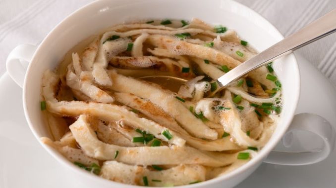 Frittatensuppe: Uvařte si rakouskou polévku s nudlemi z palačinkového těsta