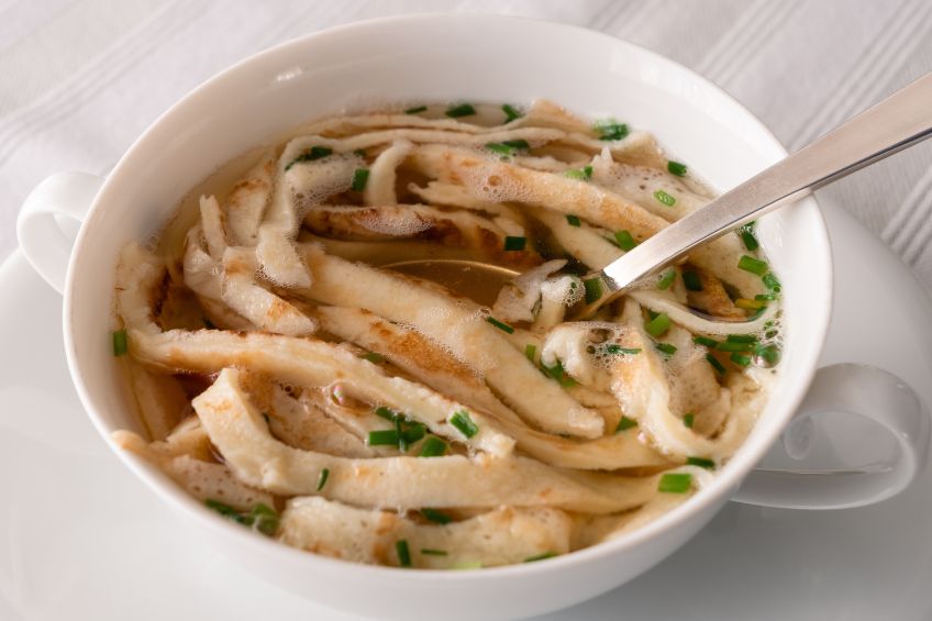 Frittatensuppe: Uvařte si rakouskou polévku s nudlemi z palačinkového ...