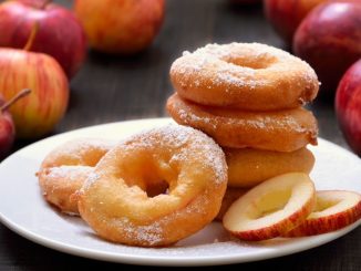 Smažené jablečné kroužky: Vyzkoušejte ovocný dezert, který chutná teplý i studený