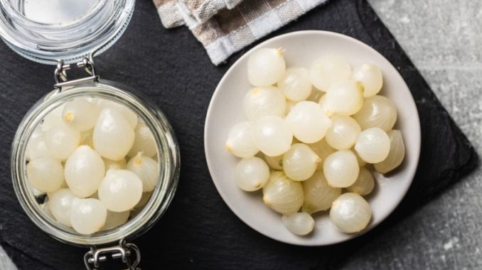 Udělejte si nakládané cibulky. Hodí se k mnoha pokrmům a jejich příprava je velmi snadná