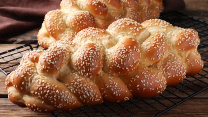 Upečte si židovský pletený chléb chala: Počet pramenů odhaloval bohatství rodiny nevěsty