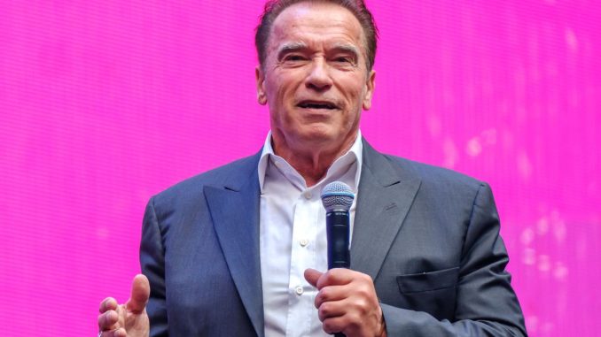 Arnold Schwarzenegger na sobě i v 76 letech pracuje a vypadá skvěle. I proto září v novém seriálu