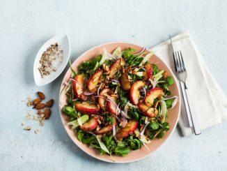 Broskvový salát s rukolou a marakujou: Teplé jídlo plné vitamínů