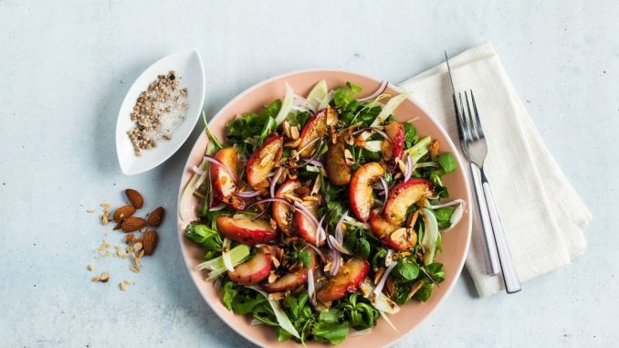 Broskvový salát s rukolou a marakujou: Teplé jídlo plné vitamínů
