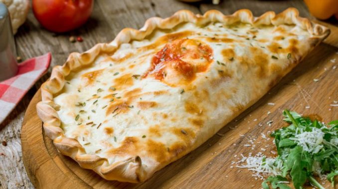 Calzone: Plněná pizza kapsa, kterou si můžete dát i za několik dní