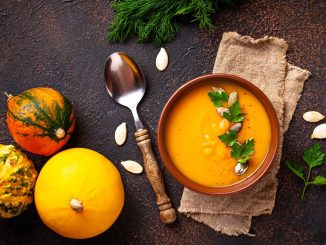 Dýňová polévka je královnou podzimních jídel. Co ale s nevyužitými semínky a slupkou?
