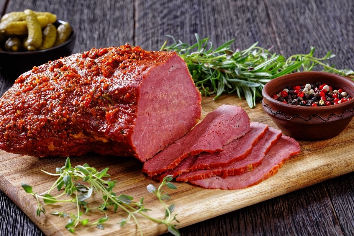 Pastrami Oblíbenou pochoutku z hovězího masa si můžete vyrobit i doma