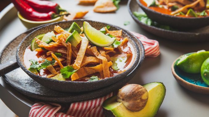 Málo známá aztécká polévka spojuje to nejlepší z mexické a španělské kuchyně