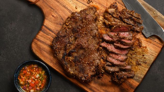 Steak plačícího tygra: Zkuste tradiční thajský pokrm s netradičním jménem