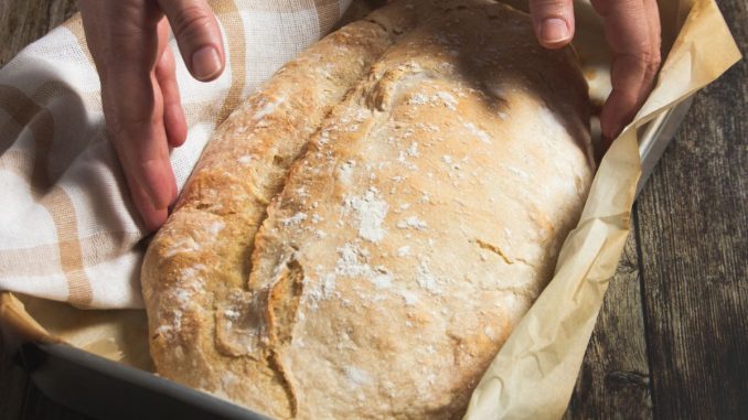 Tenhle nejjednodušší domácí chléb zvládne úplně každý. Připravte si ho doma i vy