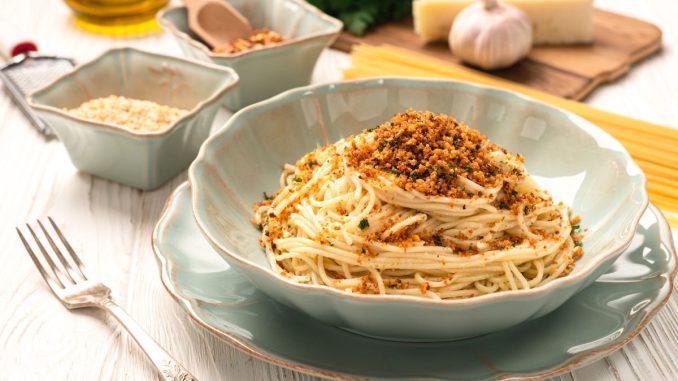 Špagety s olivami a strouhankou vás přenesou do Itálie. Pochutnají si i vegetariáni
