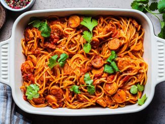 Domácí špagety jsou velmi snadné. Následně je můžete třeba zapéct s olivami a rajčaty