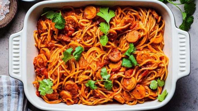 Domácí špagety jsou velmi snadné. Následně je můžete třeba zapéct s olivami a rajčaty