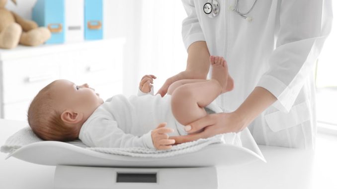 Proč novorozenci ztrácí po porodu část své hmotnosti? Zjistěte, jak se vyvíjí váha miminek