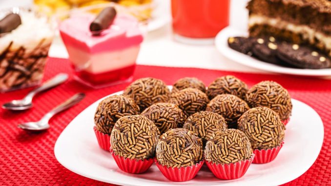 Brigadeiro: Brazilské nepečené cukroví, kterým letos můžete zabodovat u rodiny i u známých