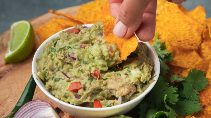 Silvestr bez guacamole? Dip s avokádem a rajčaty se hodí ke všemu