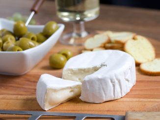 Sýrový silvestr: Udělejte si letos to nejlepší občerstvení z hermelínu a spojte jej s ovocem či ořechy