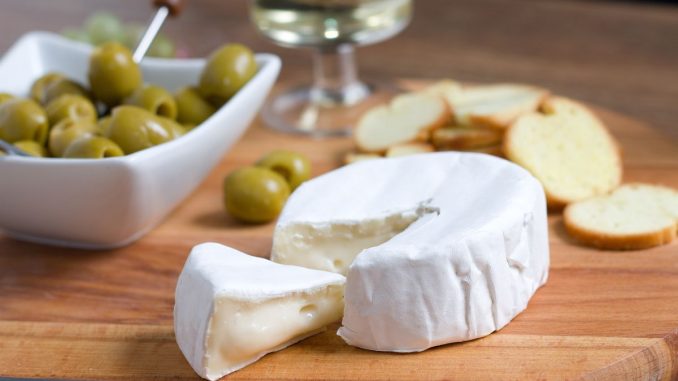 Sýrový silvestr: Udělejte si letos to nejlepší občerstvení z hermelínu a spojte jej s ovocem či ořechy