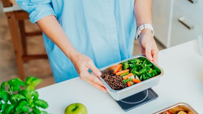 Oblíbená krabičková dieta slibuje udržení váhy a šetří čas. Mezi její nevýhody patří cena