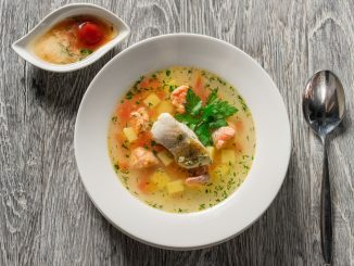 Tahle lehká rybí polévka je vhodná i při keto dietě. Připravte si ji na Vánoce i vy