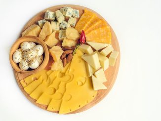 Silvestrovská obložená mísa: Připravte si alespoň pět druhů uzenin a sýrů. Zdobte okurkami nebo ořechy