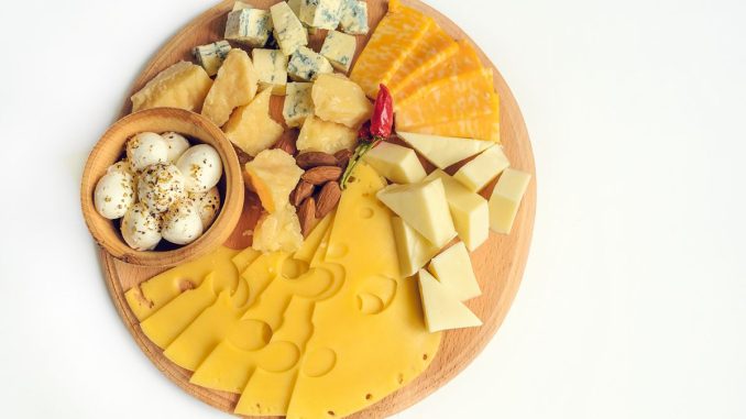 Silvestrovská obložená mísa: Připravte si alespoň pět druhů uzenin a sýrů. Zdobte okurkami nebo ořechy