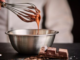 Horký kandidát na nejlepší vánoční cukroví: Foukané ořechové rohlíčky máčené v křupavé čokoládě podle Josefa Maršálka