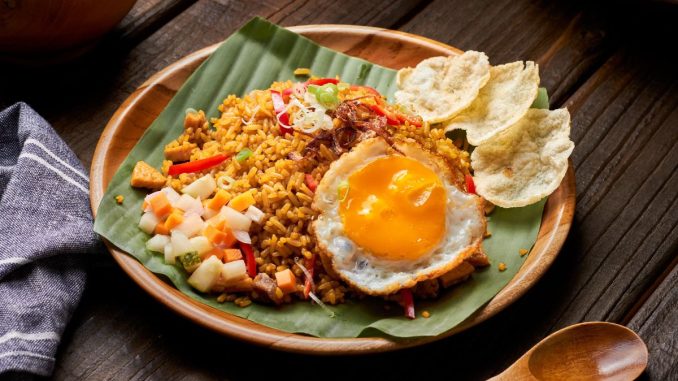 Nasi goreng: Smažená rýže z Indonésie podávaná s volským okem