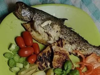 Pečený pstruh s brambory a zeleninou. Zdravý a rychlý oběd pro milovníky ryb