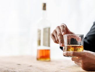 Pravidelné pití alkoholu škodí méně než nadměrné pití. To může vaše játra zničit