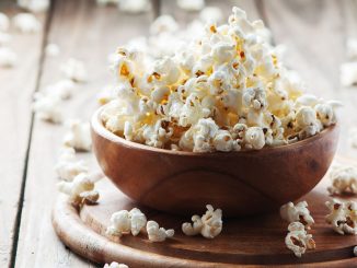Popcorn je zdravá svačinka plná vlákniny a bílkovin. Nesmíte ho ale ničím dochucovat