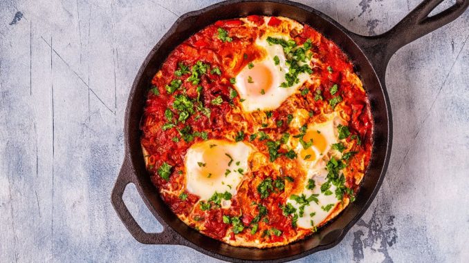 Shakshuka: Sytá snídaně z Izraele, která se proslavila po celém světě