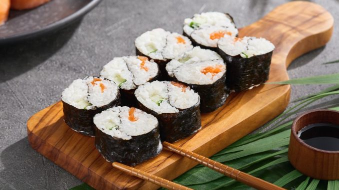 Zkuste domácí sushi, jeho příprava není nijak náročná. Skvělou rýži zvládnete připravit s pomocí vějíře
