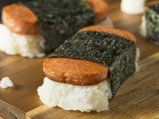 Spam musubi: Kdo stojí za kombinací lančmítu, rýže a řasy, není jasné. Na Havaji ji však milují