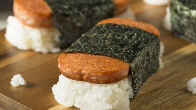 Spam musubi: Kdo stojí za kombinací lančmítu, rýže a řasy, není jasné. Na Havaji ji však milují